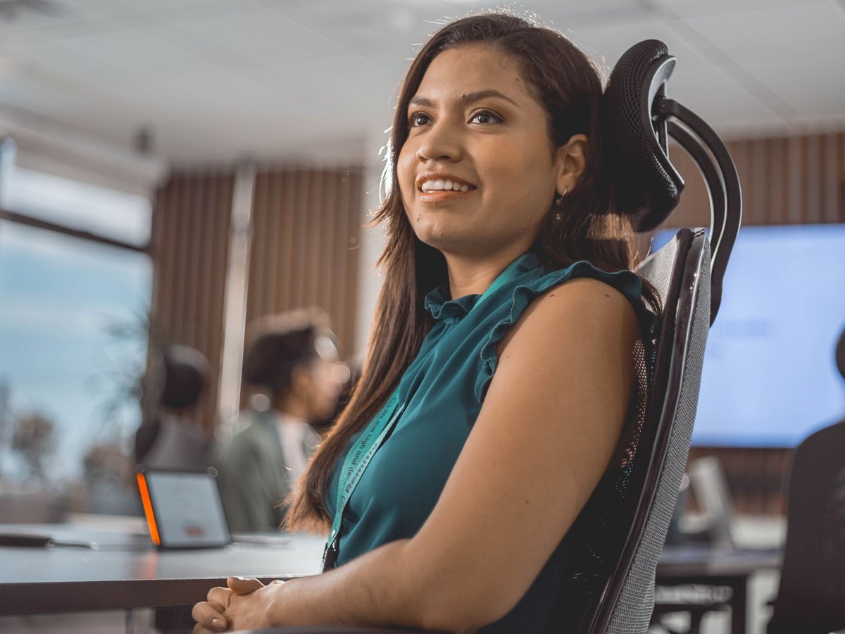 Profesional sonriendo en su oficina